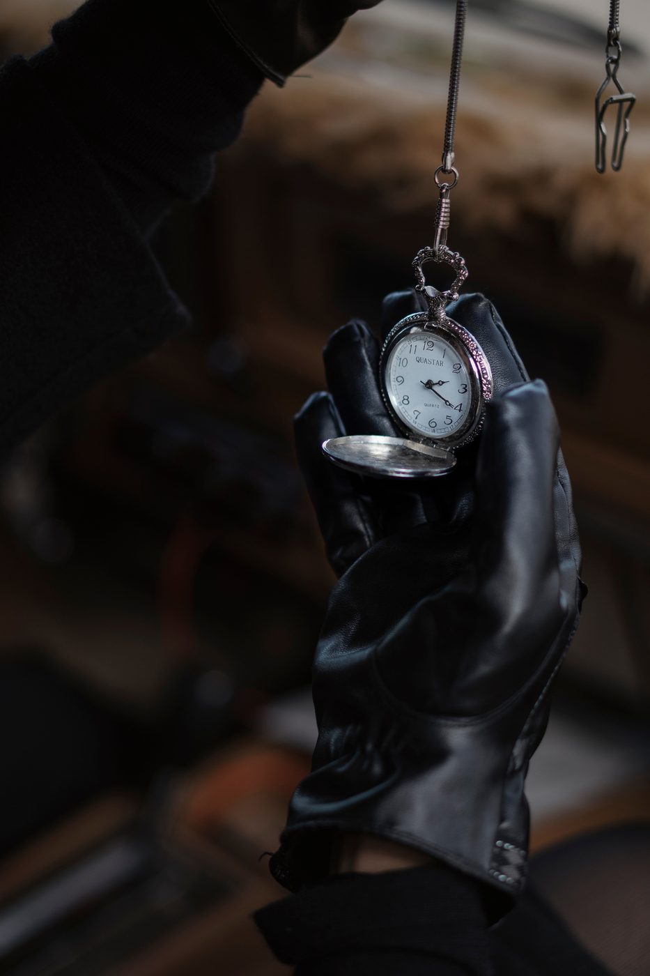 Zegarek kieszonkowy w dłoni — NTime Watch Atelier